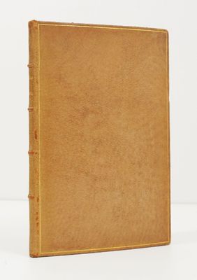 un vieux livre à la couverture brune posé sur une surface blanche