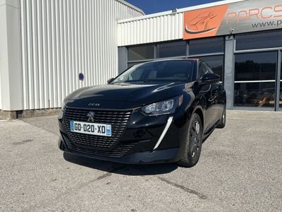 une voiture noire garée devant un bâtiment