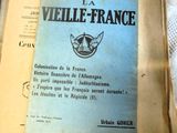 un livre posé sur une table dans une pièce