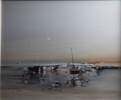 un tableau représentant des bateaux sur la plage, dans l'eau