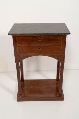 671. Chevet Empire, en acajou et placage d’acajou ouvrant à …