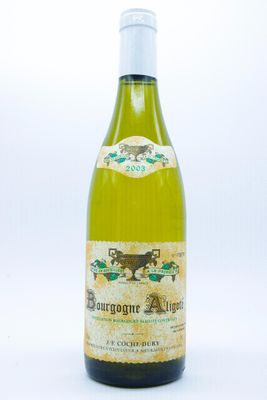 une bouteille de vin posée sur une table