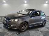 La Volkswagen Polo grise est garée sur un sol en carrelage à damier.