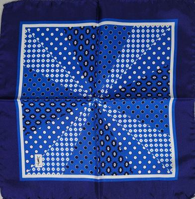 un bandeau bleu à pois blancs