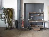 un garage équipé de nombreux outils et d'un extincteur