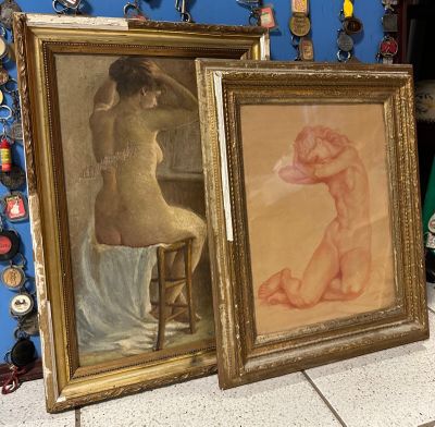 tableau représentant une femme assise sur un tabouret à côté d'un tableau représentant une femme assise sur un tabouret