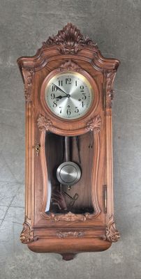 Carillon à fronton en bois de placage et verre à décor rocai…