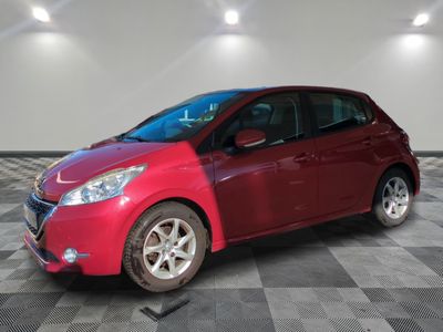 la voiture rouge est garée dans le garage sur le sol en damier