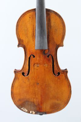 gros plan d'un violon avec un archet sur fond blanc