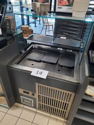 une machine qui se trouve au milieu d'un magasin