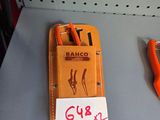 une paire de ciseaux et une paire de pinces posées sur une table