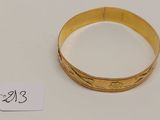 gros plan d'un bracelet en or portant une étiquette de prix