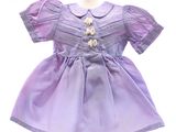 robe violette posée sur un mannequin, sur fond blanc