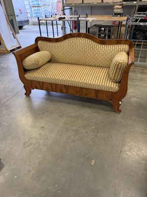 Canapé corbeille de style Biedermeier en placage de loupe de…