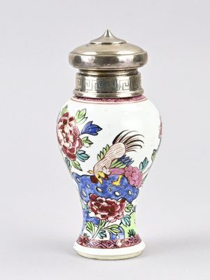 un vase blanc orné d'un oiseau, posé sur une table