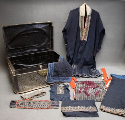 Malle ancienne et vêtements. Vietnam, Indochine, Tonkin fin …