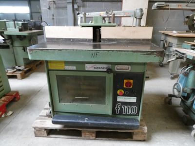 a machine that is sitting on a pallet in a workshop