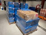 une grande pile de cartons sur une palette dans un entrepôt