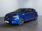 une voiture bleue garée dans une pièce aux murs blancs