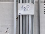 Plusieurs pièces métalliques sont empilées sur des palettes dans un entrepôt