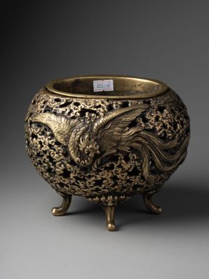 une image représentant un vase en or orné d'un motif de dragon