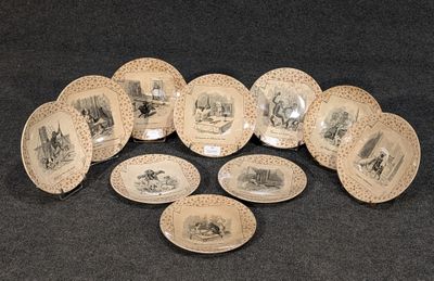 de nombreuses assiettes ornées de photos de personnes, posées sur une table
