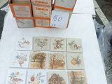 une table sur laquelle sont posées de nombreuses cartes