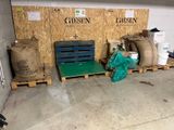 de nombreux sacs et palettes dans le garage d'un immeuble