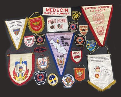 de nombreux types différents d'écussons et de drapeaux exposés sur une table