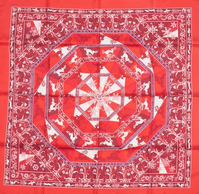 une banda rouge ornée de motifs blancs et bleus