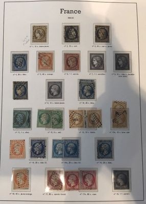 une image d'une collection de timbres sur une table