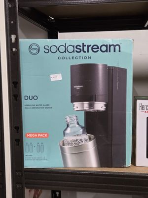 une machine SodaStream posée sur une étagère dans un magasin
