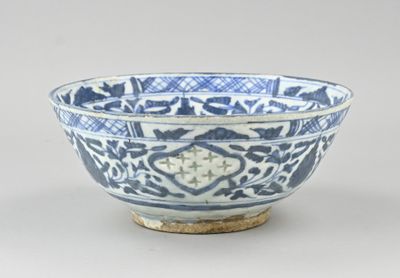 un bol bleu et blanc posé sur une table
