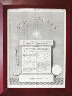 une vieille photo représentant une photo encadrée d'un livre sur lequel figure un dessin à la plume et à l'encre
