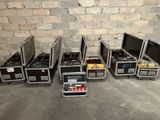 de nombreux types de valises alignées contre un mur de briques
