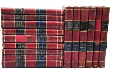 une pile de livres rouges et bleus empilés les uns sur les autres