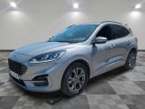 Une Ford Escape argentée de 2020 est garée sur un sol à damier