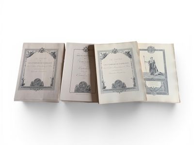 trois livres ouverts posés les uns sur les autres sur une surface blanche