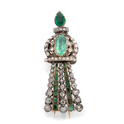une broche en émeraude et diamants