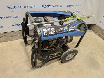un générateur bleu et noir posé sur un sol en béton