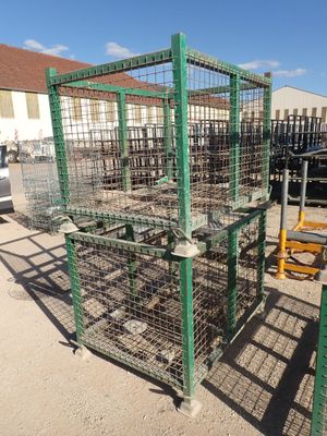 une cage sur laquelle sont empilées plusieurs autres cages
