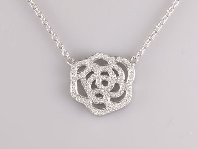 Collier en or gris 750°/°°(18K) , à fine maille forçat, orné…