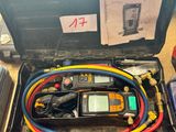 une boîte à outils contenant un multimètre et des fils