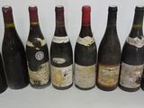 des bouteilles de vin sont alignées sur un comptoir