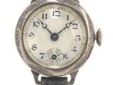 une image d'un gros plan d'une montre-bracelet sur un fond blanc