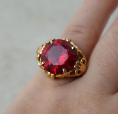 Bague en or 18K 750/1000, poinçonné au hibou, et centre rubi…