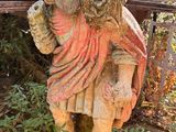 une statue représentant un ange tenant un bébé dans ses bras