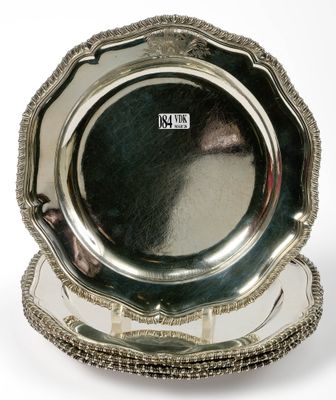 Suite de six assiettes en argent à bord ourlé et armoiries. Poinçons a