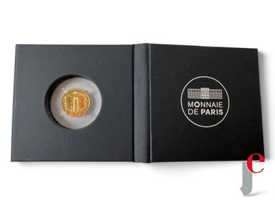 une boîte noire contenant une pièce d'or