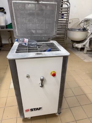 une image d'une cuisine avec une cuisinière et un évier